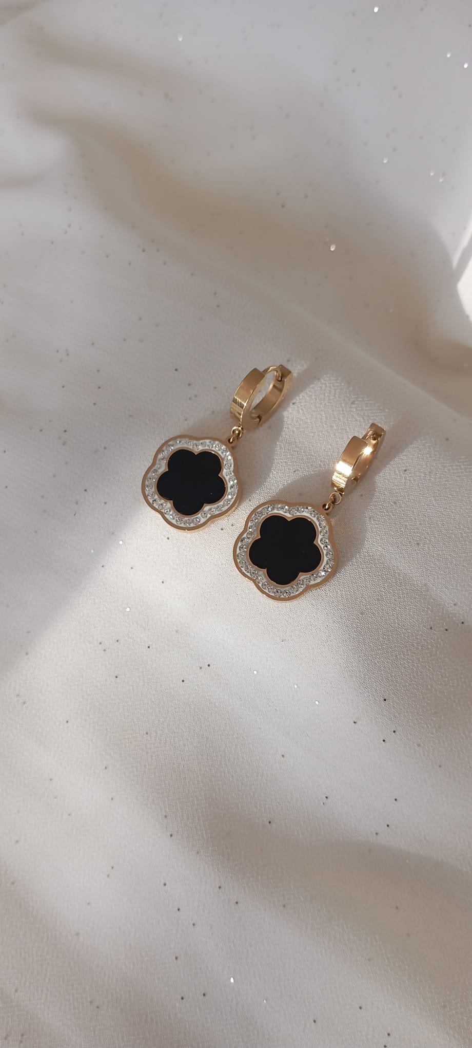 Boucle d'oreilles fleur noir Strass
