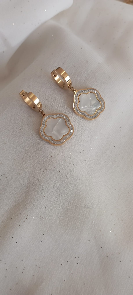 Boucle d'oreilles fleur nacrée Strass